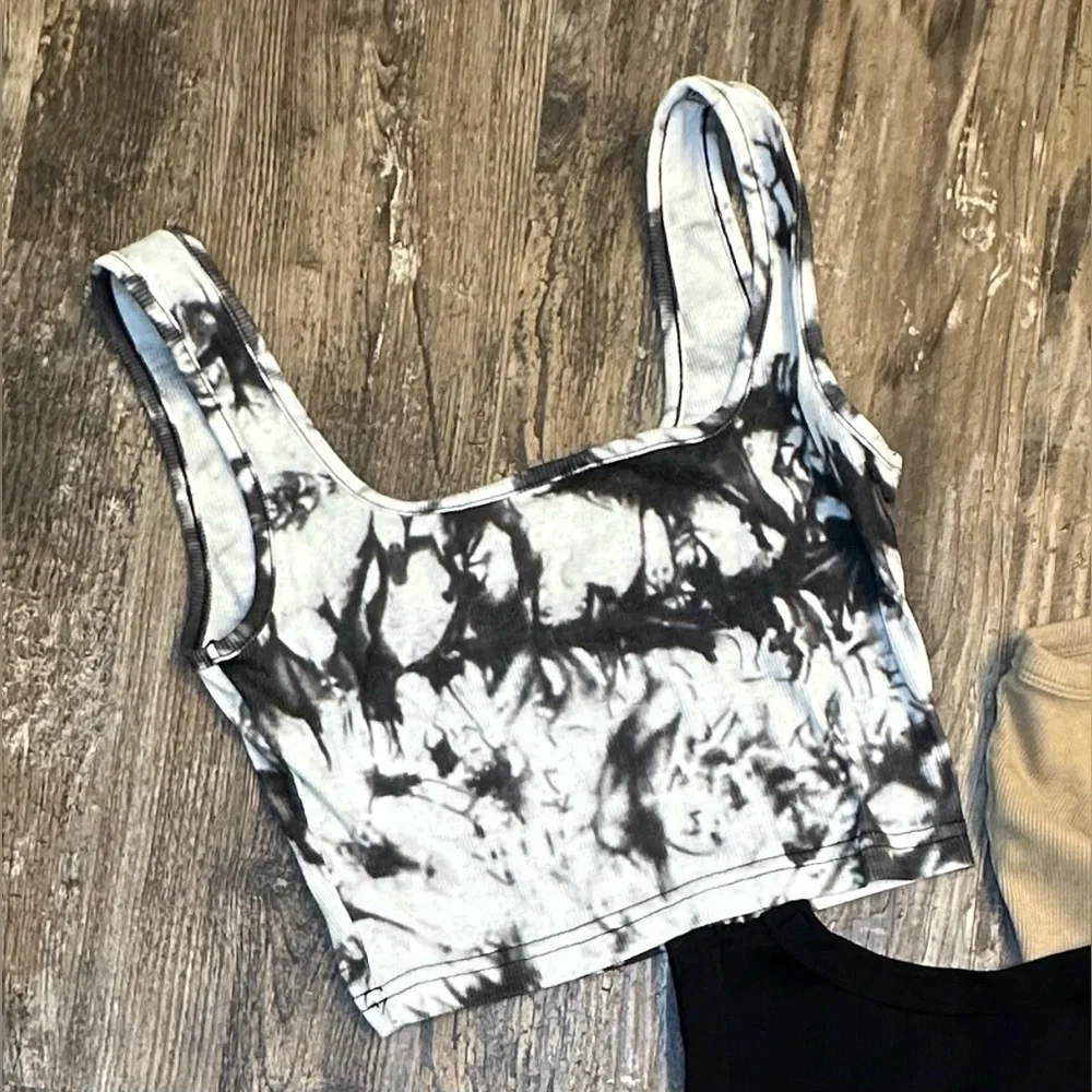 Lot of 3 black, black & white tie dye, tan sleeveless crop tops juniors‎ XS - Picture 8 of 12